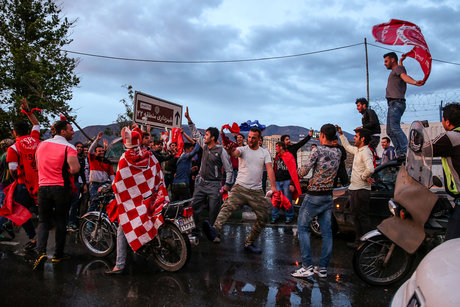  شادی هواداران پرسپولیس پس از برد دربی ۸۲